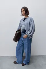 Jeans wide leg de tiro alto y pierna amplia, en lavado clásico, con bolsillos delanteros y traseros, cierre frontal con botón y presillas para cinturón.