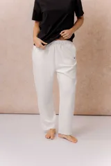 Pantalón de jogging blanco de corte relajado y pierna recta, con cintura elastizada y bolsillos laterales.