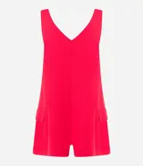 Enterito corto de Blue Steel confeccionado en viscosa, con escote en V tanto en el frente como en la espalda, breteles anchos y bolsillos laterales.