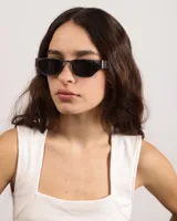 Lentes de sol con montura rectangular color negro y detalles plateados en los laterales.