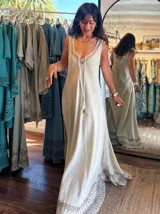 Vestido largo de algodón color celeste, con breteles finos y escote en V. Presenta un estampado geométrico en el ruedo.