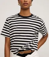 Remera oversized de algodón con rayas horizontales blancas y bordó, cuello redondo y mangas cortas.