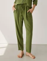 Pantalón babucha verde con cintura elástica ajustable con cordón y bolsillos laterales.