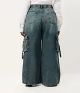 Pantalón de jean wide leg color azul, de tiro medio con bolsillos cargo laterales y diseño amplio en las piernas.