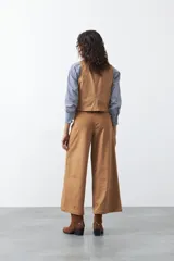 Pantalón ancho de gamuza color tostado, de calce relajado y caída suave.