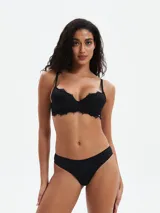 Conjunto de bikini negro compuesto por un corpiño con aros y detalles de encaje en los bordes, y una bombacha clásica de corte liso.