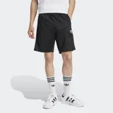 Short deportivo negro con tres rayas blancas verticales a los costados y logo de Adidas bordado en blanco en la pierna izquierda.