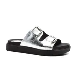 Sandalias bajas plateadas con doble tira ancha con hebillas metálicas y plataforma plana negra.