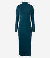 Vestido midi de microfibra color verde azulado, con diseño ajustado al cuerpo, cuello alto, mangas largas y detalle de frunces laterales.