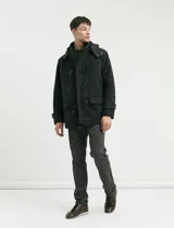 Pantalón de corte clásico confeccionado en sarga de algodón con elastano. Presenta bolsillos delanteros inclinados y bolsillos traseros de ribete.
