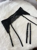 Portaligas negro de encaje elastizado con ligas ajustables.