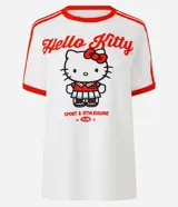 Remera blanca de algodón con cuello redondo y mangas cortas con ribetes rojos. Estampado frontal con el logo de Hello Kitty y detalles de rayas rojas en las mangas.