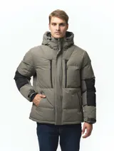 Campera puffer con capucha, de diseño bicolor en tonos gris topo y negro. Presenta cierre frontal con solapa de botones, bolsillos laterales y ajuste en los puños.