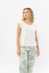 Musculosa rosa de corte clásico con cuello redondo y volados en los hombros.