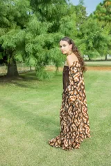 Kimono largo con estampado abstracto en tonos marrones, negros y blancos.