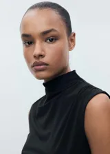 Top negro de tejido de punto fino, con cuello alto drapeado, sin mangas y diseño recto.