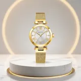 Reloj analógico de mujer con caja redonda dorada, esfera blanca con números romanos y malla de acero tipo milanesa dorada.