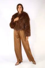 Tapado corto de piel sintética en color marrón, con diseño de pelo largo y corte recto.