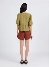 Short de tiro alto Ba&sh color ladrillo, con cordón ajustable en la cintura, bolsillos delanteros tipo parche y bolsillos traseros ribeteados.