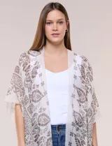 Kimono confeccionado en algodón ligero con diseño estampado de arabescos en tonos marrones sobre base beige, de corte suelto y envolvente con mangas amplias.