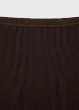 Falda midi de tejido de punto fino, con diseño recto y tiro medio.