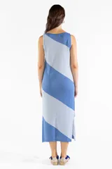 Vestido midi de tejido de punto con diseño bicolor a rayas diagonales en tonos celeste y azul, sin mangas, con escote bote y aberturas laterales en el dobladillo.