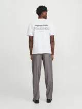 Remera de manga corta y cuello redondo con fit relaxed, color blanco, con pequeño estampado tipográfico en el pecho.