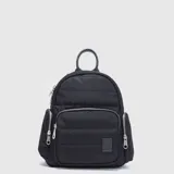 Mochila Bubba de diseño acolchado en color negro, con múltiples compartimentos con cierre metálico, asa superior y detalles en cuero vegano.