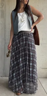 Pollera larga plisada con estampado a cuadros en tonos marrón y celeste, con pretina elástica.
