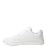 Championes urbanos Umbro modelo Milo, color blanco, con diseño clásico de caña baja, cordones al tono y logo de la marca en el lateral.