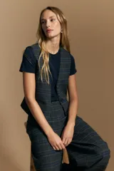 Remera básica de manga corta con cuello redondo y silueta ajustada, confeccionada en una mezcla de lyocell y elastano que proporciona una textura suave, liviana y elástica.