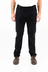 Pantalón de pana gruesa color negro, de corte recto y confeccionado en algodón 100%.