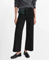 Jeans estilo cargo color negro de corte recto y tiro medio, con bolsillos aplicados en el frente.