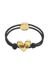 Pulsera ajustable con hilo elástico negro y dije central con forma de corazón tridimensional bañado en oro 18k. Incluye un cierre o tope cilíndrico bañado en oro 18k.