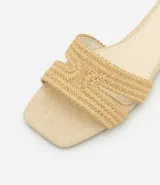 Sandalias planas color beige con puntera cuadrada y tiras anchas con efecto rafia.