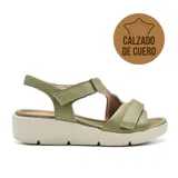 Sandalia de cuero color negro con plataforma baja y suela marrón.