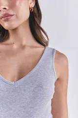 Body gris de morley con lycra, escote en V y sin mangas.