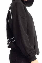 Canguro negro con capucha, de corte holgado y diseño minimalista. Presenta un estampado gráfico lineal en color blanco en la parte posterior que forma la palabra 'all'.