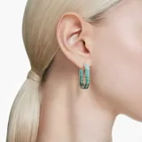 Par de aros tipo argolla Swarovski Matrix, bañados en rodio y adornados con circonitas de talla baguette en degradado de tonos verdes y celestes.