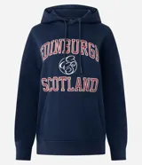Buzo tipo canguro de corte oversized, color azul marino, con capucha ajustable y bolsillo frontal. Presenta un estampado estilo college en el pecho con la inscripción 'Edinburgh Scotland' en letras rojas y blancas.