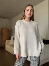 Sweater de punto color crudo con lurex, de silueta holgada y cuello redondo.