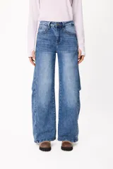 Jean de corte wide leg en color azul denim, con tiro medio y diseño de cinco bolsillos. Presenta costuras laterales marcadas y un acabado lavado.