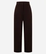 Pantalón de sastrería corte recto, color marrón, con cintura de tiro medio, trabillas largas y bolsillos traseros.