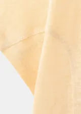Camiseta Linu de lino en color amarillo claro, con diseño recto, cuello redondo y manga corta.