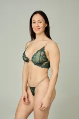 Conjunto de lencería compuesto por un bralette de encaje verde esmeralda con cierre frontal de gancho y una tanga regulable a juego. Ambas piezas presentan detalles en color marrón.