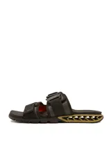 Sandalias Kenner negras con ajuste de hebilla y suela con diseño geométrico en verde militar.