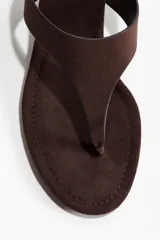 Sandalias H&M con acabado suave, diseño de dedo con punta oblicua, tira fina en el empeine y taco kitten parcialmente forrado.