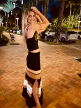 Pollera larga tejida con detalles en crochet y tajos a los costados.