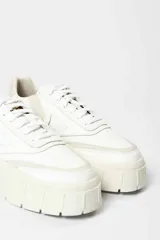 Zapatilla de gamuza color tostado con plataforma alta de goma blanca y cordones al tono.
