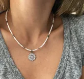 Collar corto con cuentas blancas, piedras de ágata y dije de acero con amatista natural desmontable.